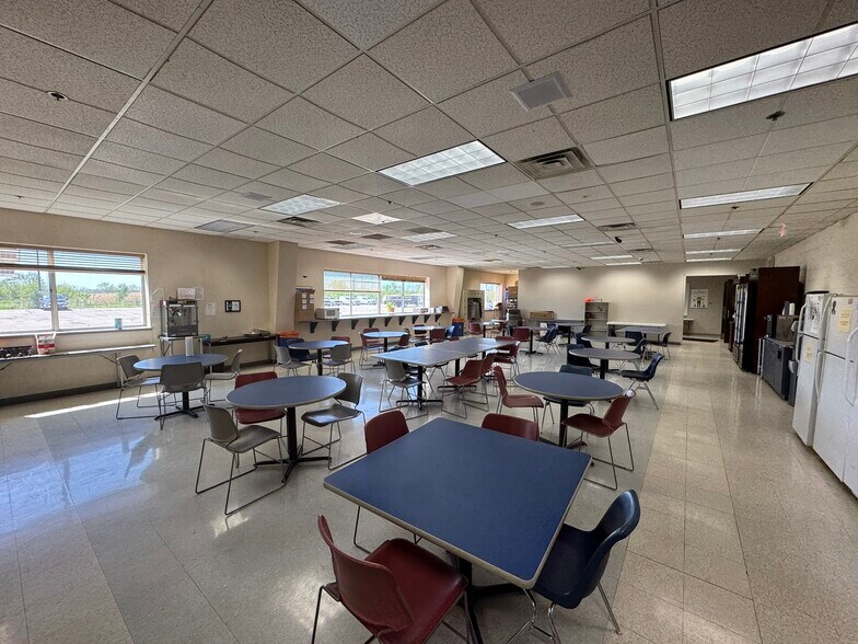 More Photos Of 585 Enterprise Dr, Neenah Manufacturing For Lease