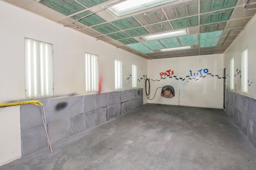 More Photos Of 982 E Hartshorn Ln, Holder Auto Repair For Sale