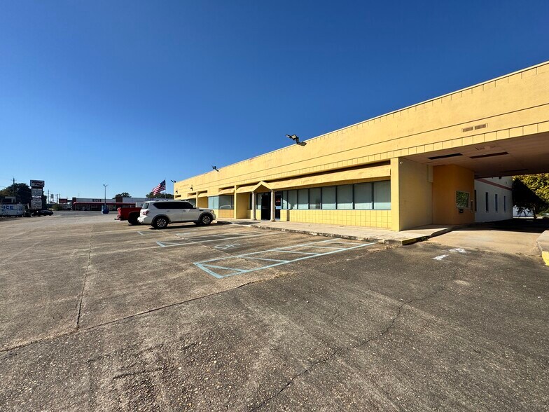 More Photos Of 421 N Gilmer Ave, Lanett General Retail For Sale