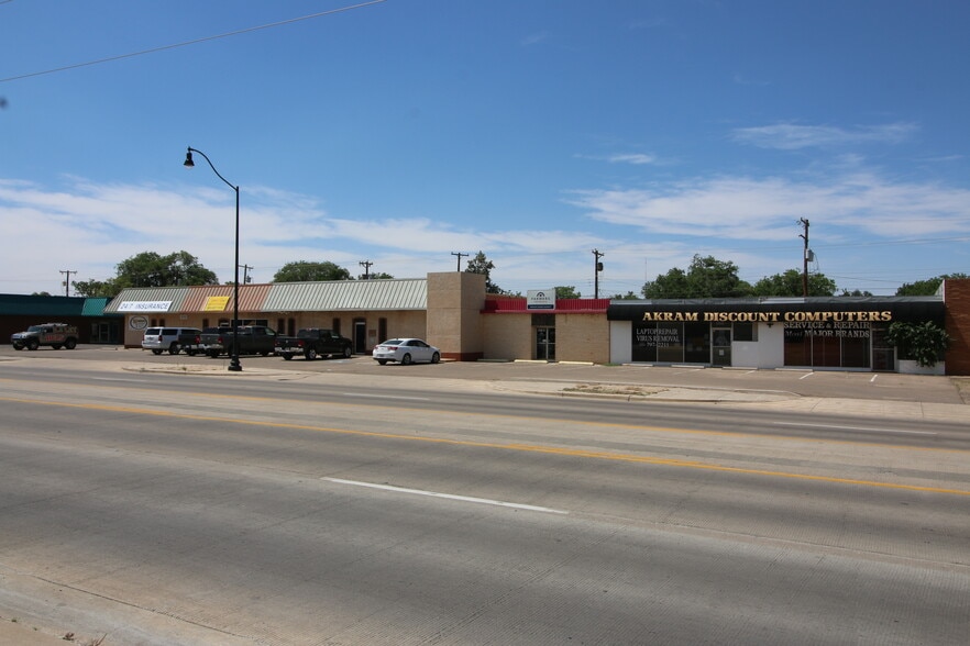 More Photos Of 3206-3212 34th St @ Hartford, Lubbock Storefront Retail Office For Lease