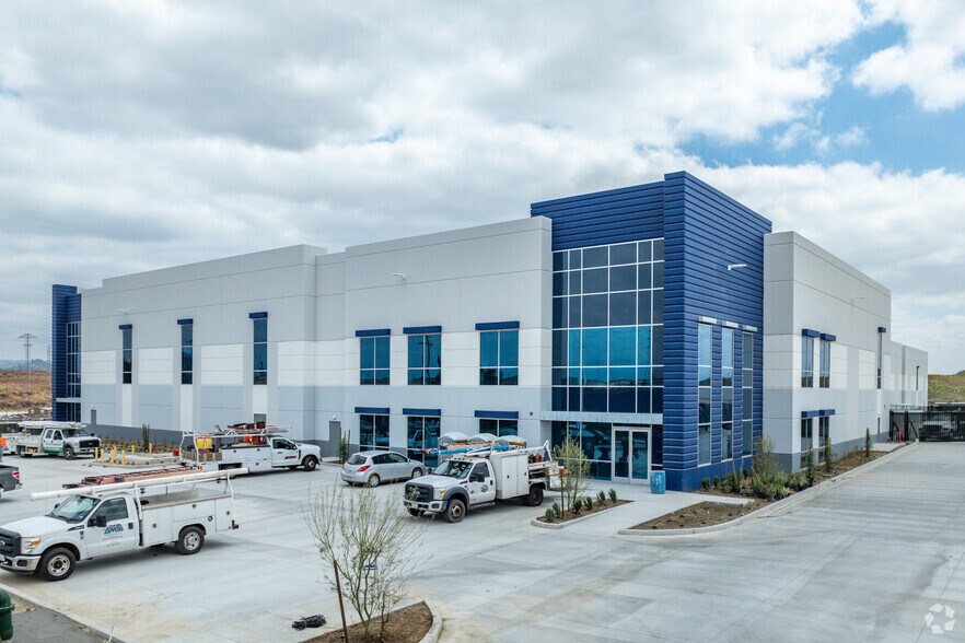 More Photos Of 485 E Santa Ana Ave, Bloomington Warehouse For Lease