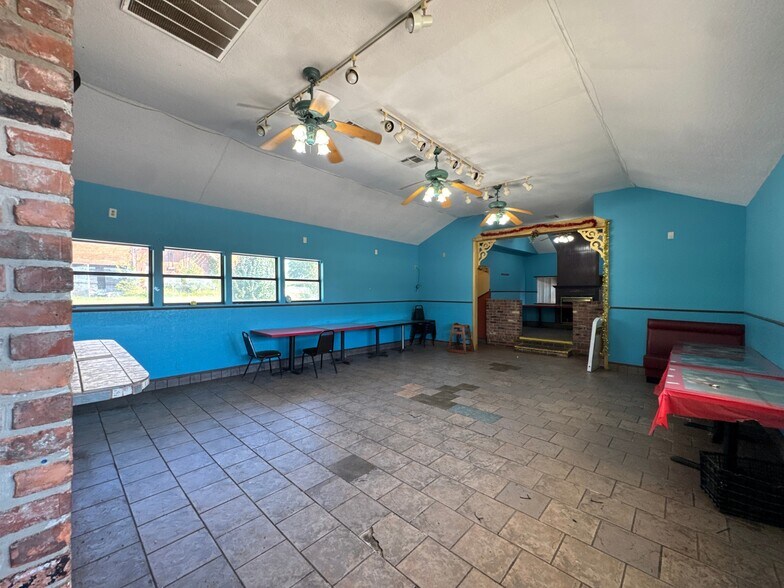 More Photos Of 520 W Broadway, Seminole Flex For Sale
