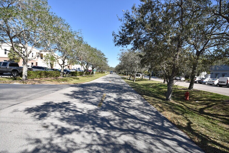 More Photos Of 2675 S Horseshoe Dr, Naples Office For Lease