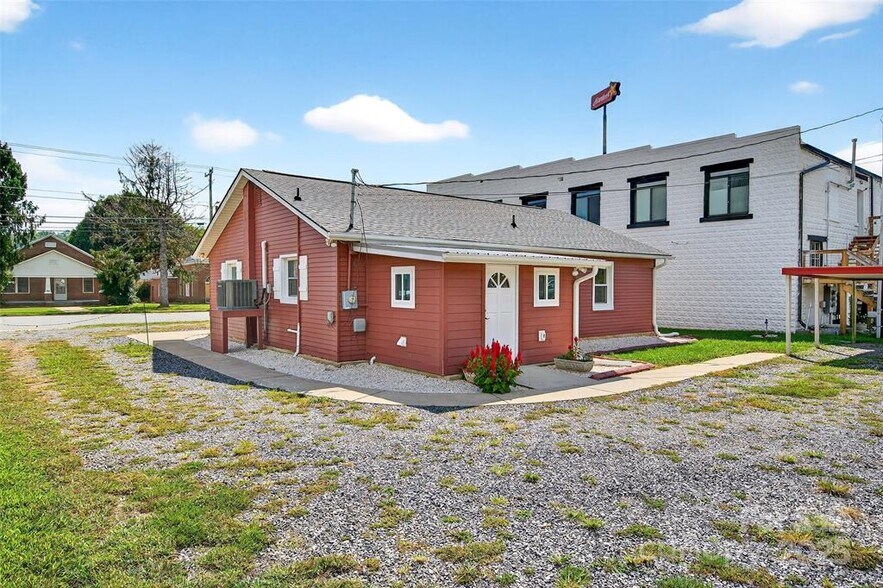 More Photos Of 262 Catawba Ave, Old Fort Office For Sale