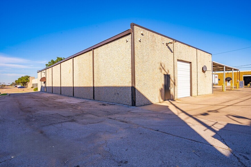 More Photos Of 3130-3140 Towerwood Dr, Farmers Branch Light Manufacturing For Lease