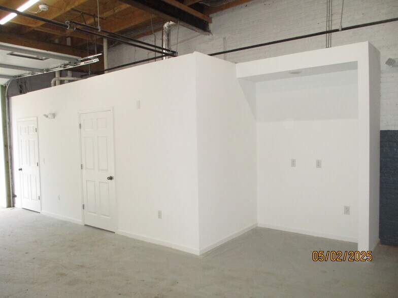 More Photos Of 67 Woodside Pl, Newark Flex For Sale