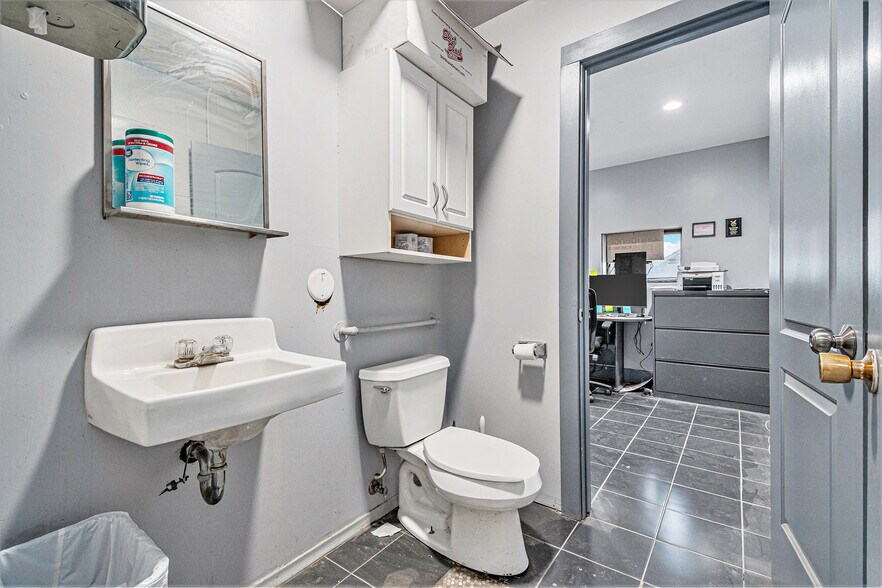 More Photos Of 1023 N 16th St, Council Bluffs Auto Repair For Sale