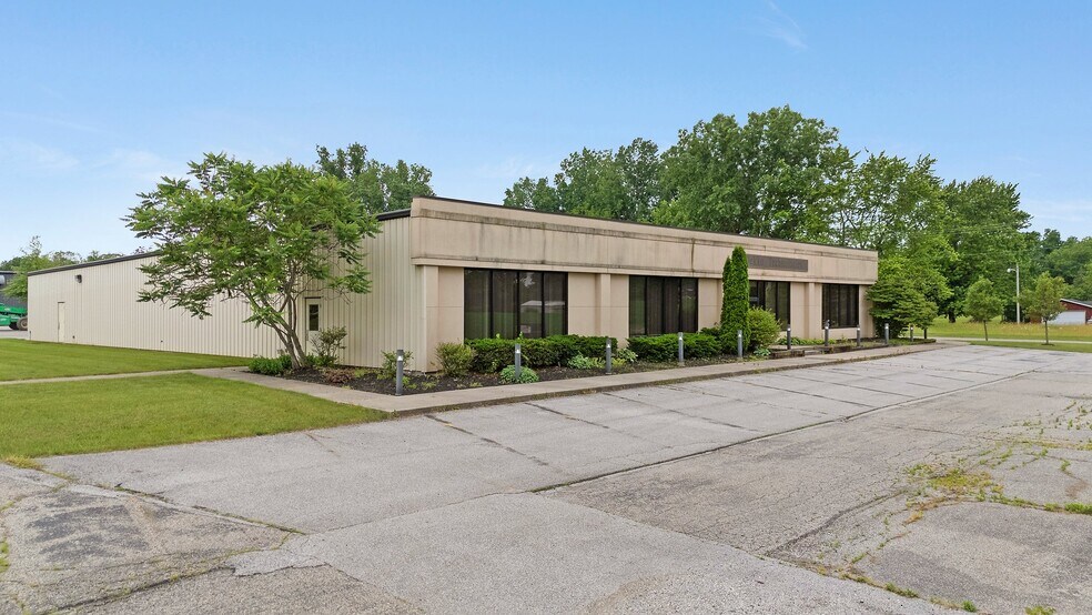 More Photos Of 8645 E Backwater Rd, North Webster Showroom For Lease