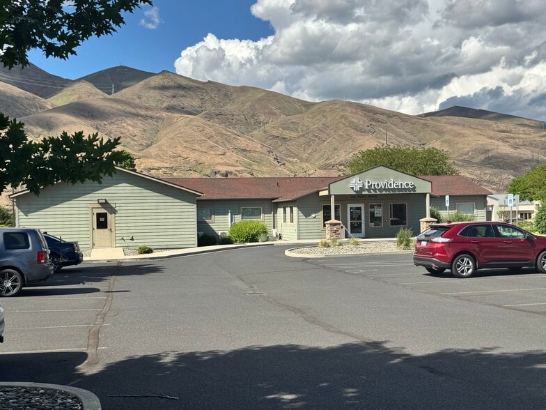 More Photos Of 808 Port Dr, Clarkston Medical For Sale