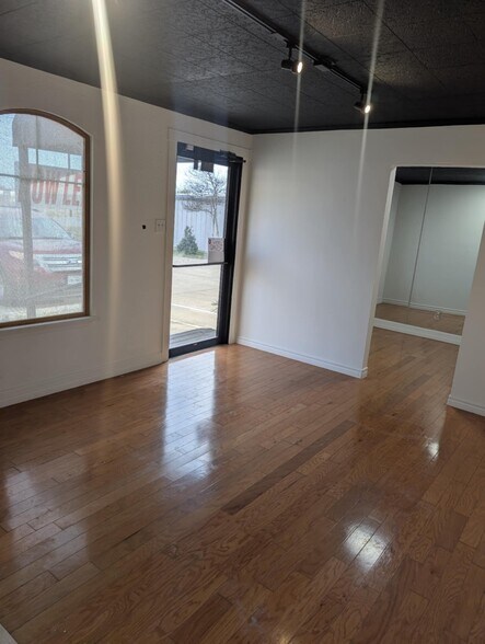 More Photos Of 429 N State Highway 342, Red Oak Office For Sale