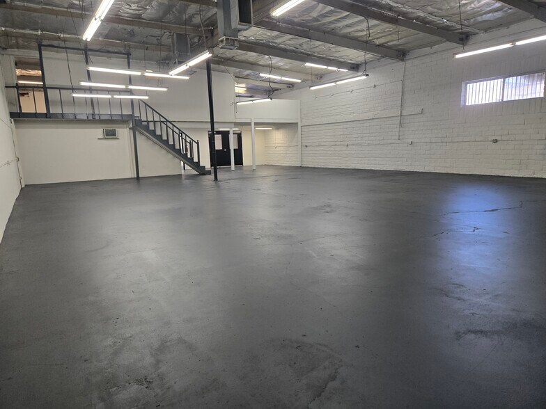 More Photos Of 8819-8825 Shirley Ave, Northridge Warehouse For Lease