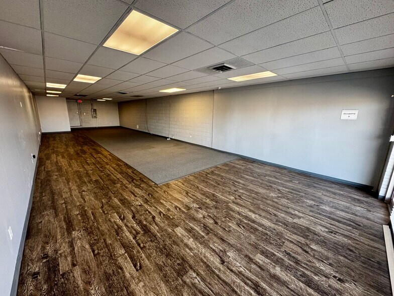 Primary Photo Of 12702-12710 S 71 Hwy, Grandview Unknown For Lease