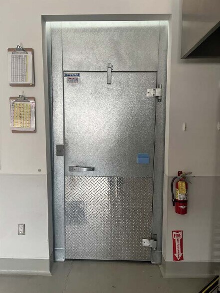 More Photos Of 2575 San Pablo Ave, Berkeley Freestanding For Lease