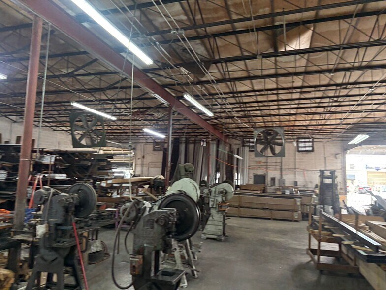 More Photos Of 1675-1677 W 31st Pl, Hialeah Manufacturing For Lease