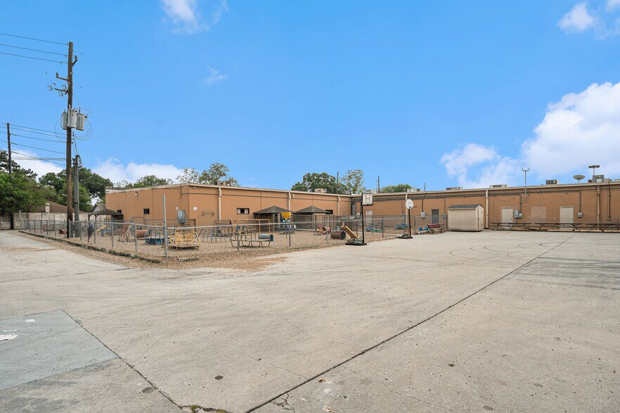 More Photos Of 18416-18508 Kuykendahl Rd, Spring Freestanding For Lease