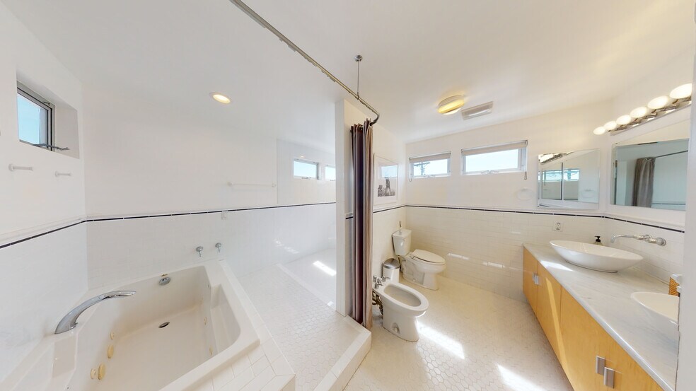 More Photos Of 1410 Pacific Ave, Venice Office For Sale