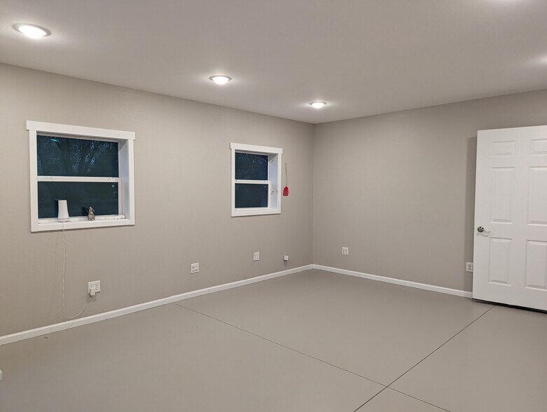 More Photos Of 516 S Main St, Nixa Service For Sale