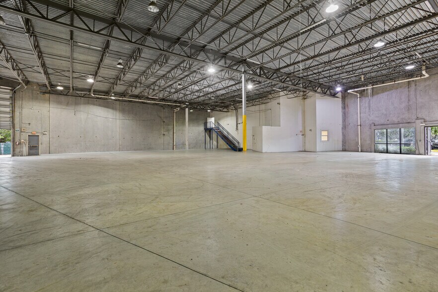 More Photos Of 10300-10380 NW 53rd St, Sunrise Distribution For Lease