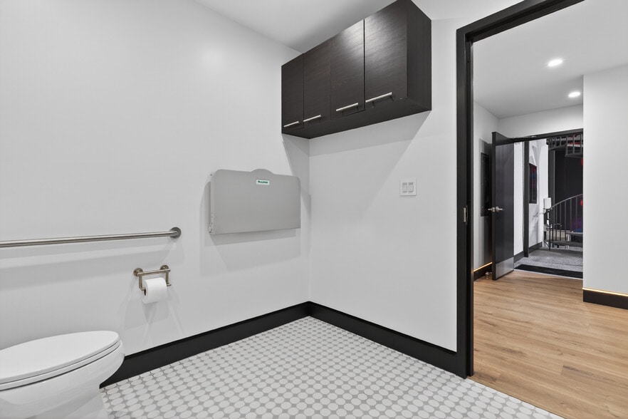 More Photos Of 703 S Main St, Burbank Showroom For Sale