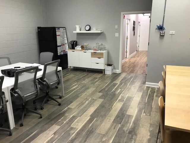 More Photos Of 1024-1036 Busse Hwy, Park Ridge Showroom For Lease