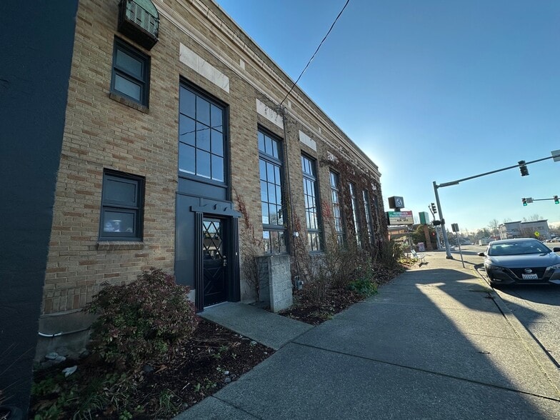 More Photos Of 2046 Main St, Ferndale Bank For Lease