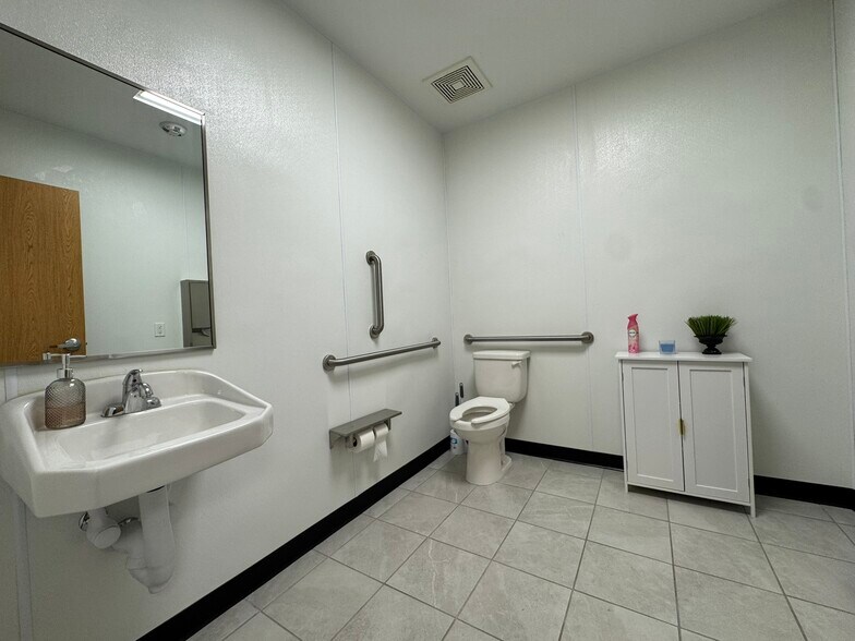 More Photos Of 1361 N Alma School Rd, Chandler Restaurant For Lease