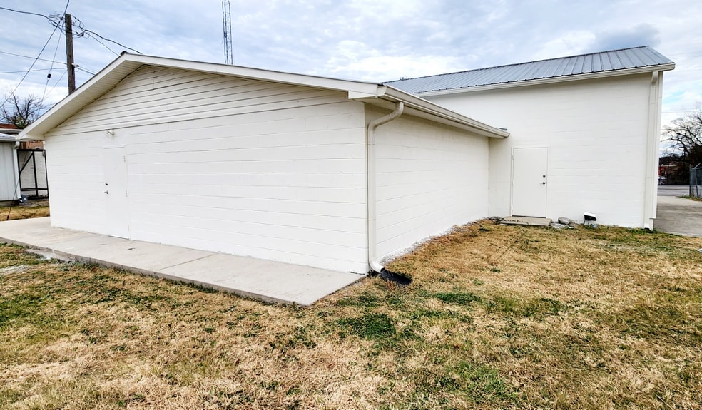 More Photos Of 705 Ridgeway Ave, Shelbyville Flex For Sale