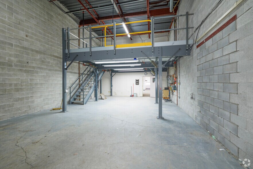 More Photos Of 500-548 Av Meloche, Dorval Warehouse For Lease