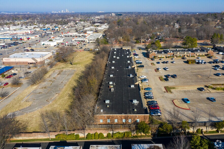 More Photos Of 2502-2532 E 71st St, Tulsa Office For Lease