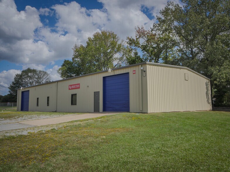 More Photos Of 62 Industrial Park Cir, Benton Light Distribution For Lease
