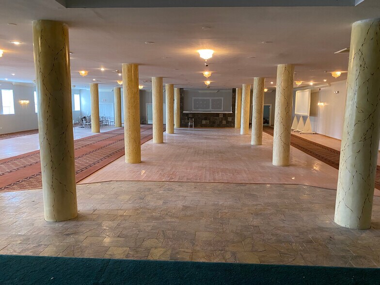 More Photos Of 2613 W Hunting Park Ave, Philadelphia Light Distribution For Lease