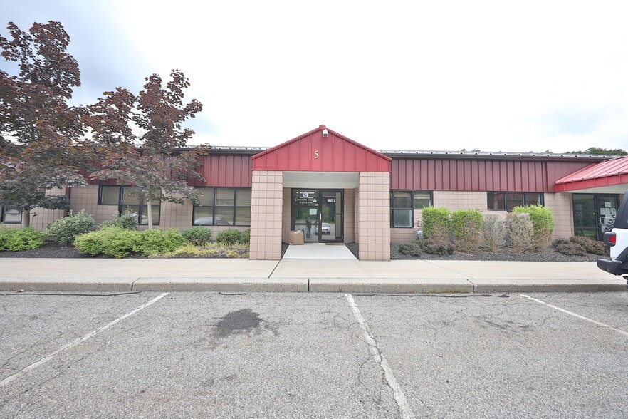 More Photos Of 12 Orben Dr, Landing Showroom For Lease