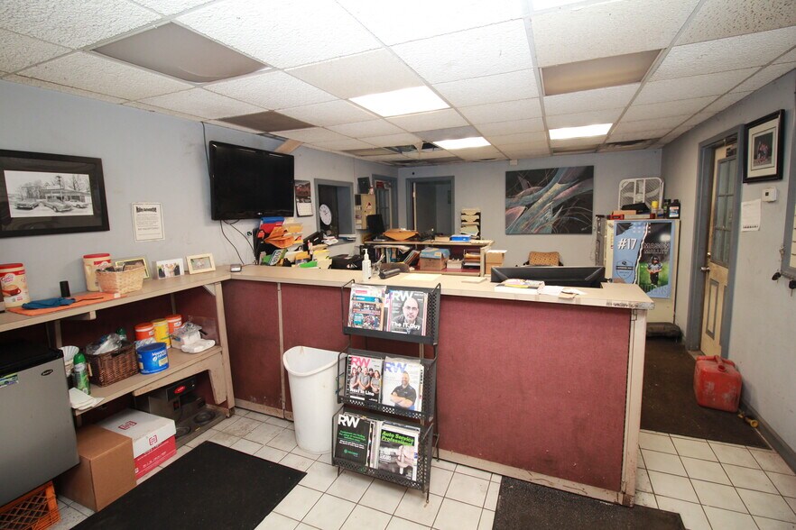 More Photos Of 801 Universal Rd, Pittsburgh Auto Repair For Sale