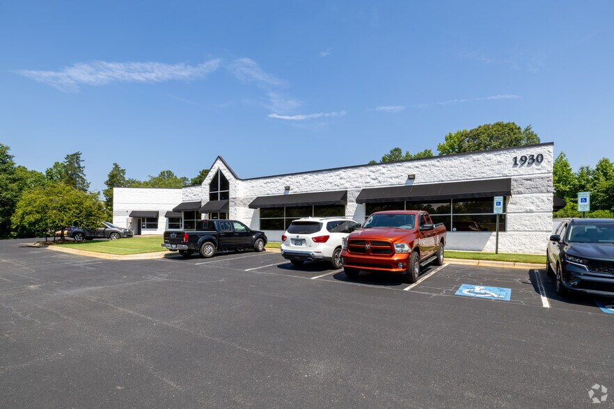 More Photos Of 1809 Associates Ln, Charlotte Light Distribution For Lease