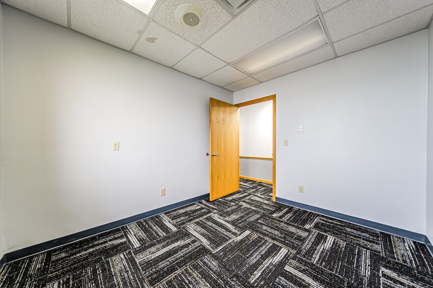More Photos Of 4259 Lake Rd, Lorain Office For Sale