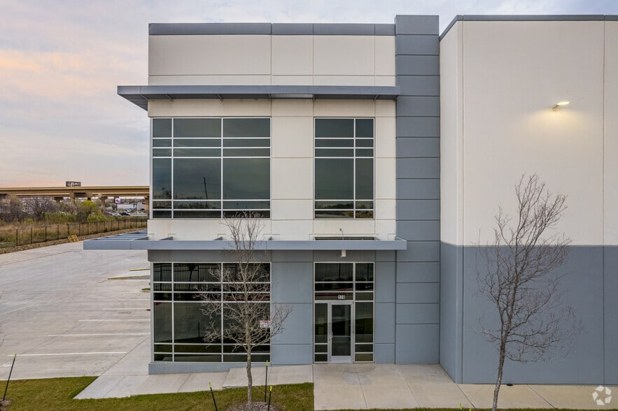 More Photos Of 10900 Goodnight Ln, Dallas Distribution For Lease