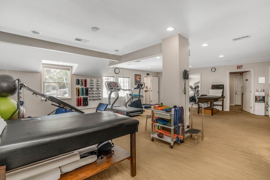 More Photos Of 22151 Clarendon St, Woodland Hills Medical For Sale
