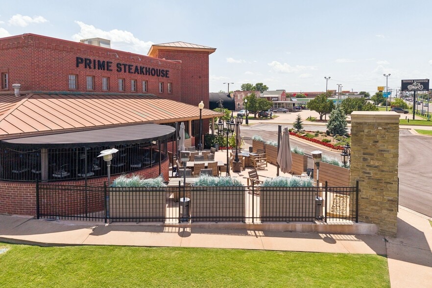 More Photos Of 800 W Memorial Rd, Oklahoma City Restaurant For Sale