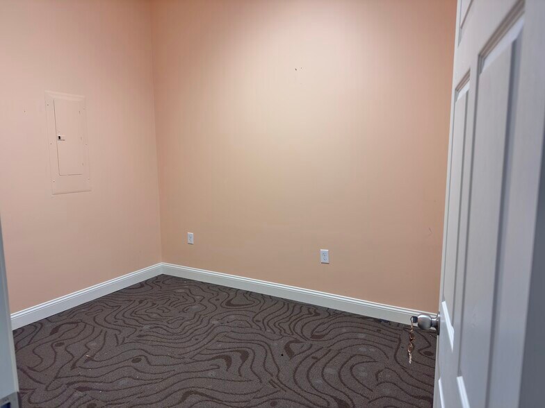 More Photos Of 4209 Oakwood Rd, Oakwood Office For Lease