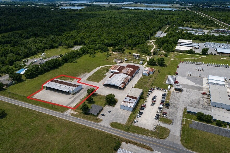 More Photos Of 100 Thornhill Rd, Auburndale Manufacturing For Lease