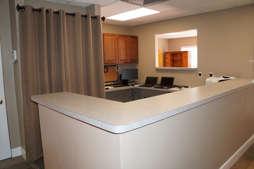 More Photos Of 205 Montgomery Ave, Sarasota Office For Sale