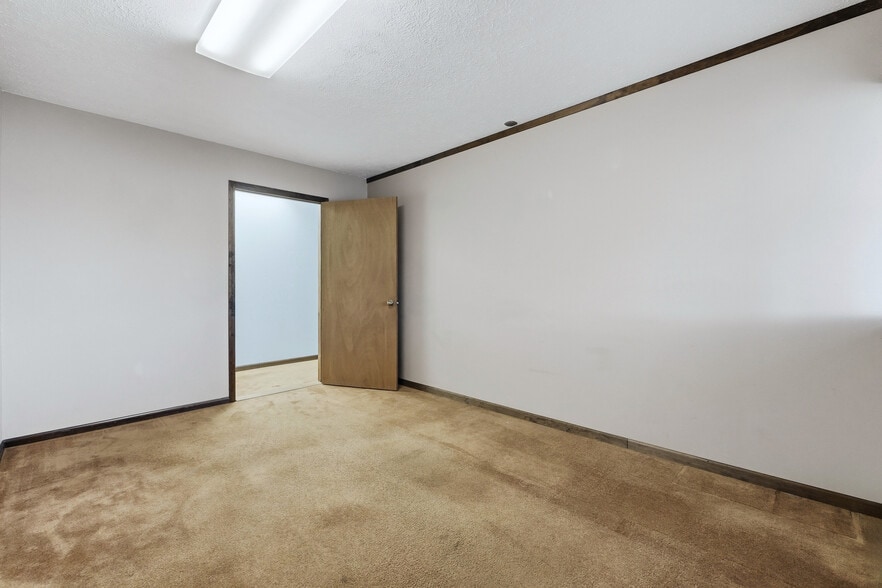 More Photos Of 3201 E Center St, Warsaw Office For Sale