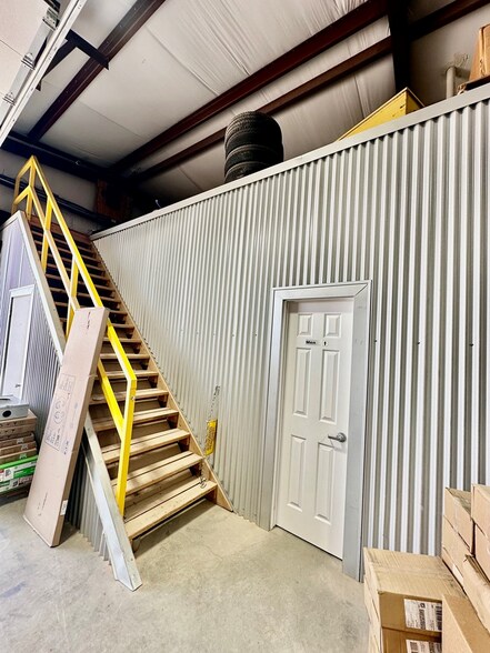 More Photos Of 602 US Highway 385 N, Seminole Flex For Sale