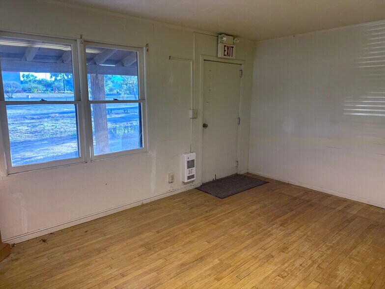 More Photos Of 860 W 4th St, Benson Flex For Sale