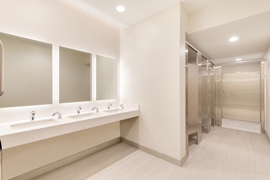 More Photos Of 3232 McKinney Ave, Dallas Office For Lease