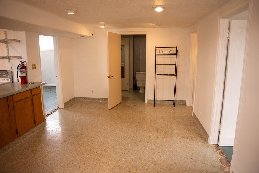 More Photos Of 1545 W State St, Hurricane Veterinarian Kennel For Lease