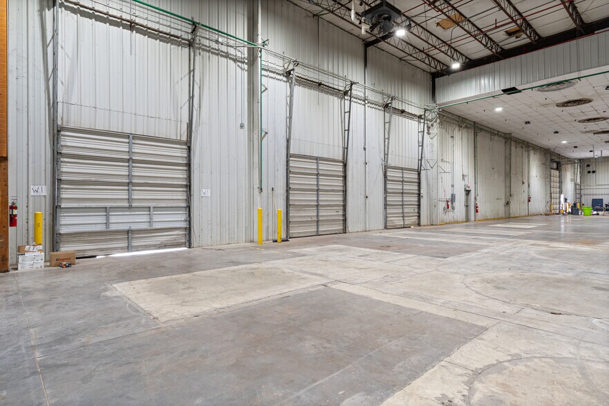More Photos Of 400-402 W New Hope Rd, Rogers Manufacturing For Lease