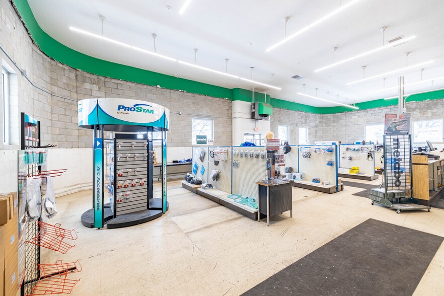 More Photos Of 2025 Eureka Rd, Wyandotte Flex For Sale