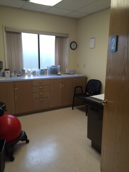 More Photos Of 17175 SW Tualatin Valley Hwy, Beaverton Medical For Lease