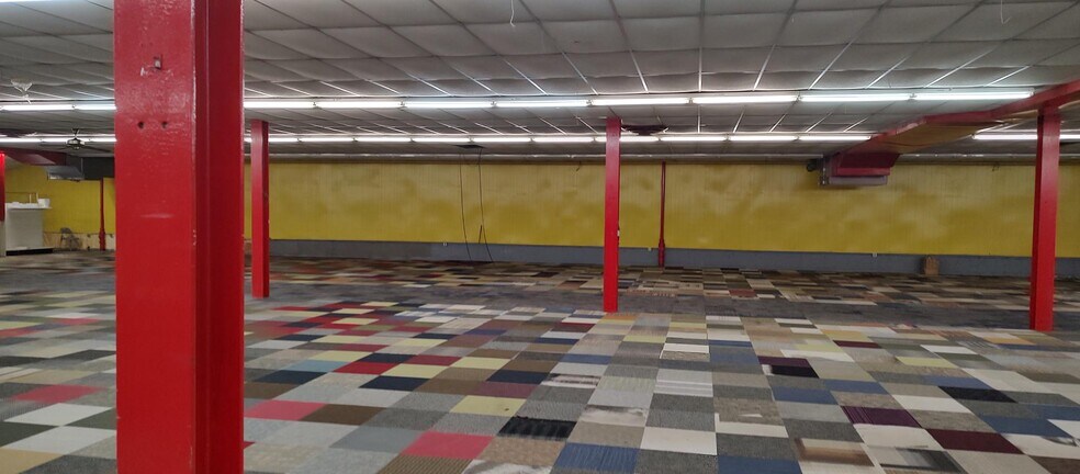 More Photos Of 960 French Rd, Cheektowaga Light Distribution For Sale
